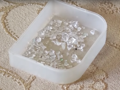 Những mẩu pha lê thu được từ mắt của cô Karazian. Ảnh: RT