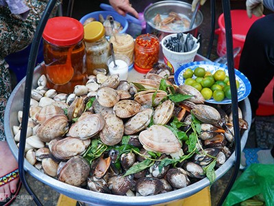 Gánh ốc luộc nườm nượp khách ở quận 1