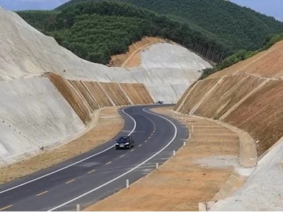 Cao tốc La Sơn - Túy Loan. Ảnh: Võ Thạnh.