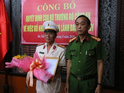 Đại tá Trần Mưu, Phó Giám đốc Công an TP. Đà Nẵng, trao quyết định điều động và bổ nhiệm Thượng tá Nguyễn Văn Cung giữ chức vụ Chánh Văn phòng Cơ quan Cảnh sát điều tra.