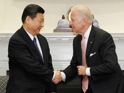 Chủ tịch Trung Quốc Tập Cận Bình bắt tay cựu Phó Tổng thống Mỹ Joe Biden (Ảnh: AP).