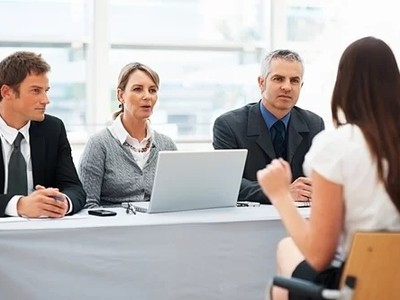 Bạn cần gây ấn tượng mình là người phù hợp khi được yêu cầu giới thiệu bản thân. Ảnh: PxHere.