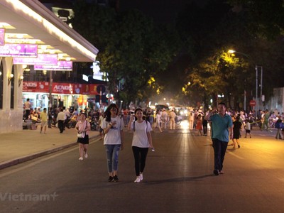 Phố đi bộ Hồ Gươm.