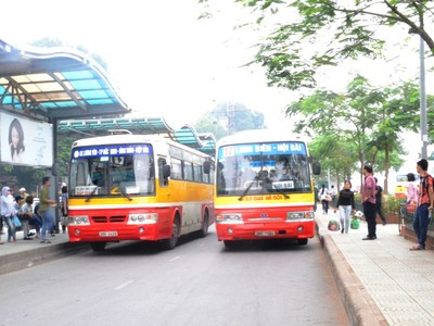 Xe buýt Hà Nội chật vật giữ thị phần