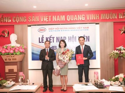 Bà Hoàng Thị Mai Thảo, Chủ tịch HĐTV SHBFinance; ông Đinh Quang Huy, Tổng giám đốc SHBFinance nhận quyết định kết nạp Hội viên