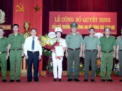 Thượng tá lê Thị Thanh Hằng nhận quyết định và hoa chúc mừng từ lãnh đạo tỉnh Yên Bái và Ban Giám đốc Công an tỉnh.