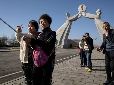 Du khách Trung Quốc chụp ảnh tại Bình Nhưỡng, Triều Tiên (Ảnh minh họa: AFP).