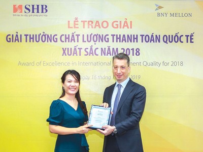 Bà Ninh Thị Lan Phương, Phó tổng giám đốc - đại diện SHB nhận giải thưởng chất lượng thanh toán quốc tế STP Award do BNY Mellon trao tặng.