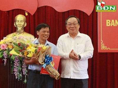 Đồng chí Lê Diễn trao quyết định và chúc mừng đồng chí Nguyễn Bá Ba.