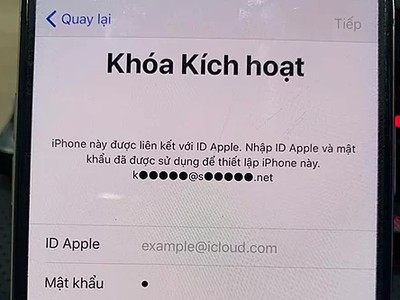 Chiếc iPhone XS Max bị nhập một tài khoản iCloud khác khiến chủ nhân không thể làm gì. Ảnh: Thế Hoàng.