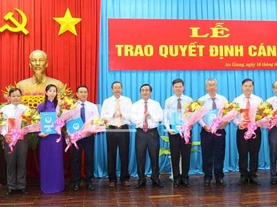 Phó Chủ tịch UBND tỉnh Anh Giang Lê Văn Nưng (thứ 5 bên trái) trao quyết định và tặng hoa cho các cán bộ được điều động, bổ nhiệm.
