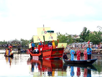 Tái hiện đám cưới Công Nữ Ngọc Hoa với thương nhân Nhật Bản trong lễ hội giao lưu văn hóa Việt-Nhật diễn ra hằng năm tại Hội An.