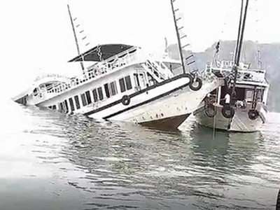 Tàu du lịch vịnh Hạ Long bị đâm chìm.
