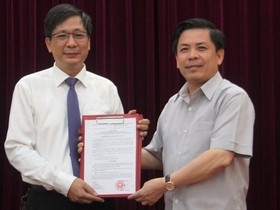 Bộ trưởng Nguyễn Văn Thể trao quyết định cho đồng chí Đinh Mạnh Đức.