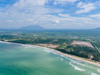 Bãi tắm đẹp, đồi cát trắng, khí hậu nắng quanh năm, ít chịu ảnh hưởng bão điều kiện lý tưởng để phát triển thế thao biển.