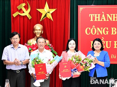 Trưởng ban Tổ chức Thành ủy Đà Nẵng Võ Văn Thương và Chủ nhiệm Ủy ban Kiểm tra Thành ủy Đà Nẵng Huỳnh Thị Tam Thanh trao quyết định và chúc mừng các đồng chí: Trần Văn Đông, Mai Thị Ánh Hồng. Ảnh báo Đà Nẵng.