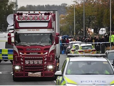 Nhân viên pháp y lái xe container rời khỏi khu công nghiệp Waterglade, thị trấn Grays, hạt Essex ngày 23/10. Ảnh: CNN.