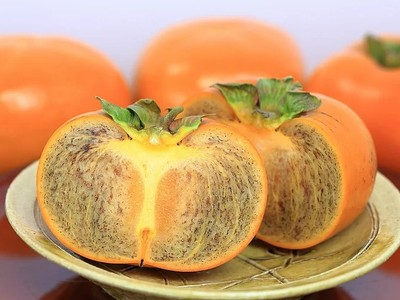 Hồng đen Nhật có màu sắc độc đáo. Ảnh: Rakuten.