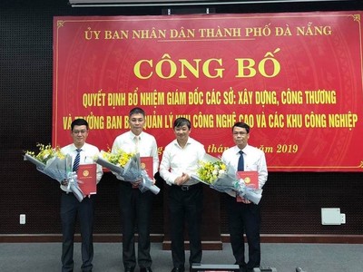 Ông Đặng Việt Dũng, Phó Chủ tịch UBND TP. Đà Nẵng trao các quyết định bổ nhiệm nhân sự - Ảnh: VGP/Lưu Hương.