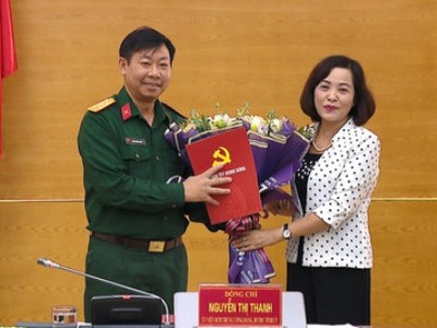 Bí thư Tỉnh ủy Ninh Bình Nguyễn Thị Thanh trao quyết định và chúc mừng Đại tá Đinh Công Thanh.