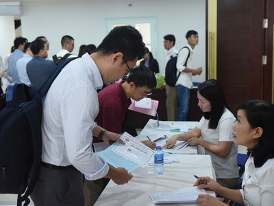 Cổ đông thể hiện quan điểm bằng cách biểu quyết tại cuộc họp đại hội đồng cổ đông.