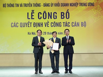 Bộ trưởng Bộ Thông tin và Truyền thông Nguyễn Mạnh Hùng (phải) và Thứ trưởng Phạm Anh Tuấn (trái) trao quyết định cho ông Nguyễn Hải Thanh giữ chức vụ Chủ tịch Hội đồng thành viên Tổng công ty Bưu điện Việt Nam. (Ảnh: Bưu điện Việt Nam).