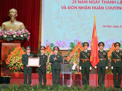 Đại tướng Ngô Xuân Lịch, Ủy viên Bộ Chính trị, Bộ trưởng Bộ Quốc Phòng trao Huân chương Bảo vệ Tổ quốc hạng Nhất cho MB.