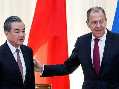 Ngoại trưởng Nga Sergey Lavrov và Ngoại trưởng Trung Quốc Vương Nghị (Ảnh: Reuters).
