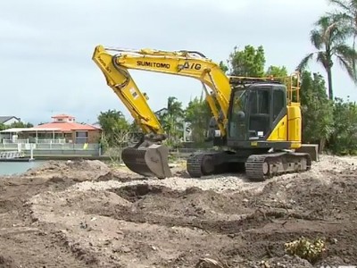 Hiện trường nơi nhóm công nhân đang phá dỡ công trình phát hiện số tiền mặt được chôn dưới đất hôm 31/10. Ảnh: 9News.