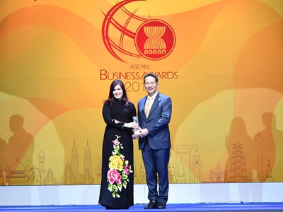 Phó Tổng giám đốc Vietjet, bà Hồ Ngọc Yến Phương đã đại diện hãng nhận giải thưởng danh dự này dưới sự chứng kiến của Phó thủ tướng Thái Lan, ông Anutin Charnvirakul và đại diện lãnh đạo cấp cao chính phủ Thái Lan và các nước ASEAN.