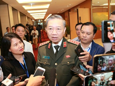 Bộ trưởng Bộ Công an Tô Lâm trả lời phỏng vấn báo chí bên hành lang Quốc hội. (Ảnh: Doãn Tấn/TTXVN).