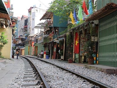 Phố càphê đường tàu sau khi được giải tỏa. (Ảnh: Hồng Vĩ/TTXVN).