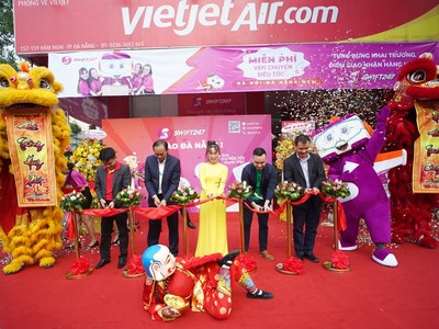 Lãnh đạo Vietjet, SWIFT247 và Grab cắt băng khai trương.