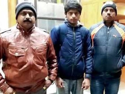 Thakkar (giữa) trốn nhà đi ngủ lề đường, rửa chén thuê vì không muốn tiếp tục việc học. Ảnh: Time of india.