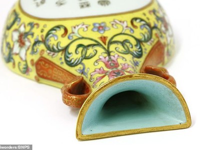 Chiếc bình rất đặc biệt vì nó đi kèm với dòng chữ của Hoàng đế Càn Long.