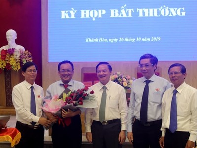 Lãnh đạo tỉnh Khánh Hòa tặng hoa chúc mừng ông Lê Hữu Hoàng.