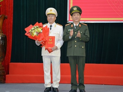 Trung tướng Nguyễn Văn Sơn trao quyết định và chúc mừng Đại tá Nguyễn Đức Dũng.
