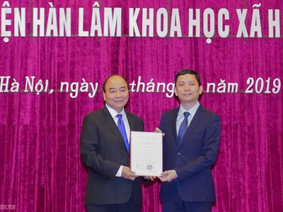 Thủ tướng Nguyễn Xuân Phúc trao quyết định bổ nhiệm chức vụ Chủ tịch Viện Hàn lâm Khoa học Xã hội Việt Nam cho PGS. TS Bùi Nhật Quang - Ảnh: VGP/Quang Hiếu.