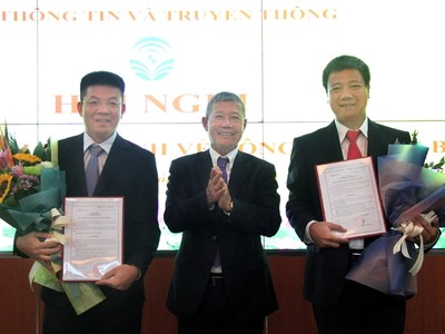 Thứ trưởng Nguyễn Thành Hưng trao quyết định và chúc mừng các đồng chí Đỗ Công Anh, Nguyễn Hồng Thắng.