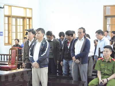 Các bị cáo nghe Tòa tuyên án. (Ảnh: Hồng Điệp/TTXVN)