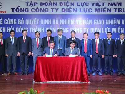 Ký kết hợp đồng ủy quyền quản lý phần vốn của EVN tại EVNCPC. - Ảnh: VGP