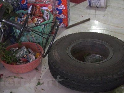 Bánh xe tải lao thẳng vào quán tạp hóa khiến nhiều người hoảng loạn. (Ảnh: Đậu Tất Thành/Vietnam+)