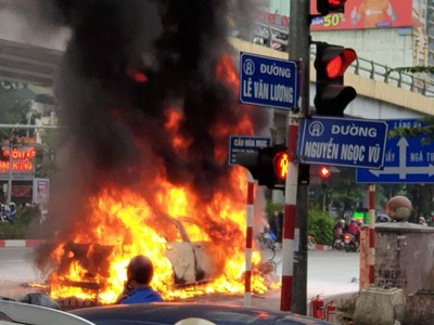 Hiện trường xe ôtô bốc cháy sau vụ tai nạn khiến một người tử vong tại chỗ. 