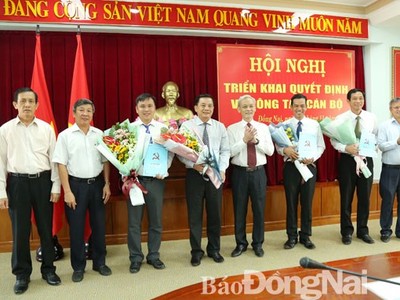 Lãnh đạo tỉnh chúc mừng các cán bộ được điều động bổ nhiệm. (Nguồn: Báo Đồng Nai)