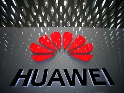 Logo hãng viễn thông Huawei (Trung Quốc) tại Sân bay Quốc tế Thâm Quyến. Ảnh: Reuters
