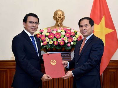 Thứ trưởng Bùi Thanh Sơn trao quyết định cho đồng chí Nguyễn Văn Trung.