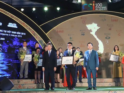 Đại diện Tập đoàn Novaland vinh dự nhận giải thưởng.