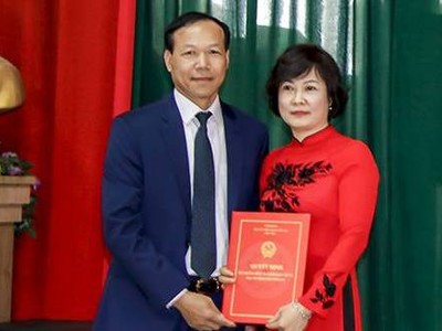 Phó Chánh án Tòa án nhân dân tối cao Nguyễn Trí Tuệ trao quyết định cho bà Trần Thị Hồng Nhạn.