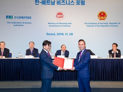 Thủ tướng Chính phủ Nguyễn Xuân Phúc (ngồi thứ ba từ trái sang) và Phó Thủ tướng Hàn Quốc Nam Hong Ki (ngồi đầu tiên từ trái sang) chứng kiến lễ khai trương 3 đường bay quốc tế đến Hàn Quốc của Bamboo Airways.