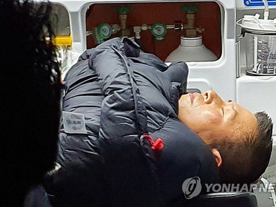 Ông Hwang được đưa tới bệnh viện (Ảnh: Yonhap News).